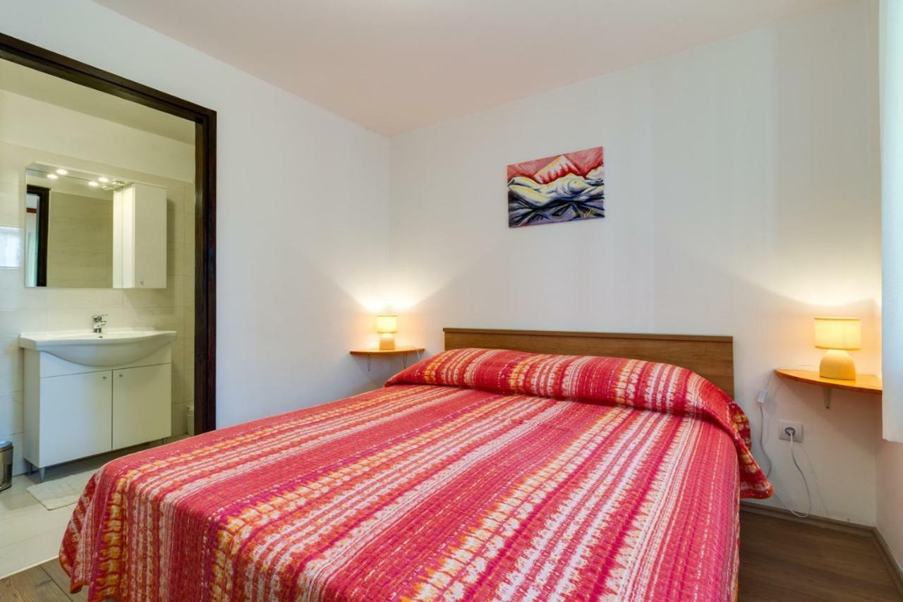 Apartments Perka Near Beach Пула Екстериор снимка